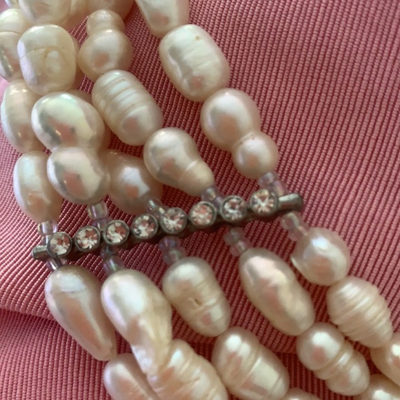 💎 5 strand pearl necklace with asymmetric mother of pearl 3D flower. Unworn.